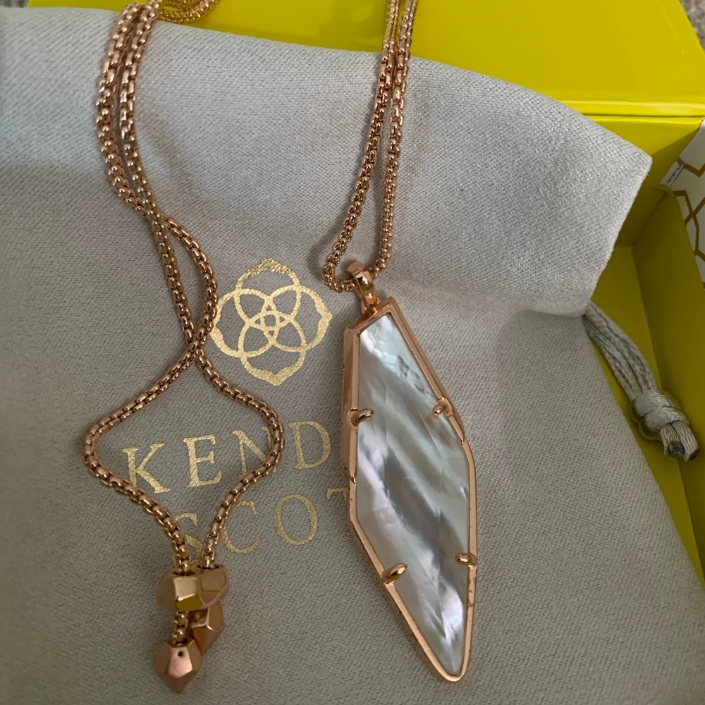 New never worn Kendra Scott necklace with box, tag, and cloth pouch